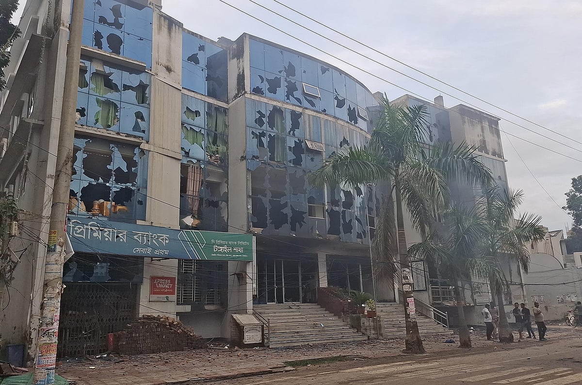 টাঙ্গাইলে আন্দোলনকারীরা টাঙ্গাইল পৌরসভা ভবনে হামলা চালিয়ে ভাঙচুর ও অগ্নিসংযোগ করেন। আজ রোববার বিকেলে